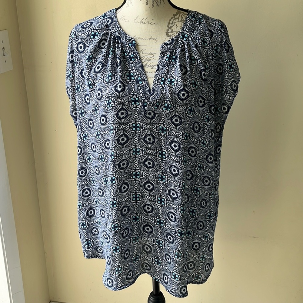 Roz & Ali V-Neck Blouse.  Size 2X. Floral pattern. Navy, White, Teal.